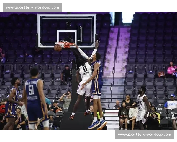 文班亚马跨界封神！C 罗式电梯球破门，篮球足球双天赋引爆体坛